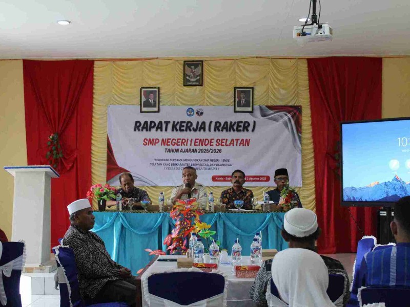 PENGAWAS SEKOLAH SMP NEGERI 1 ENDE SELATAN MEMBUKA RAPAT KERJA TAHUN PELAJARAN 2025/2026
