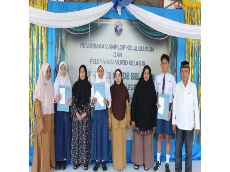 144 MURID SMP NEGERI 1 ENDE SELATAN LULUS 100%, PENYERAHAN AMPLOP DAN PERPISAHAN DI GELAR SEDERHANA NAMUN MERIAH