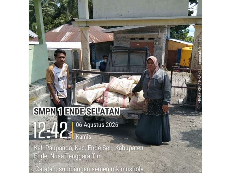 CLUB VOLI MAHAPUTRA ENDE SUMBANGKAN 20 SAK SEMEN UNTUK PEMBANGUNAN MUSHOLA RAUDATUL JANNAH SMP NEGERI 1 ENDE SELATAN