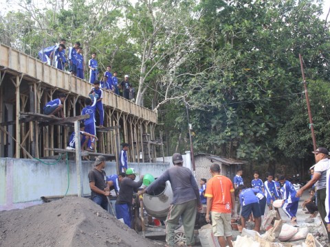 Gotong Royong Warga SMP Negeri 1 Ende Selatan dalam Pengecor