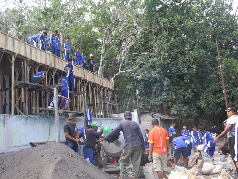 Gotong Royong Warga SMP Negeri 1 Ende Selatan dalam Pengecoran Dek Mushola Raudatul Jannah